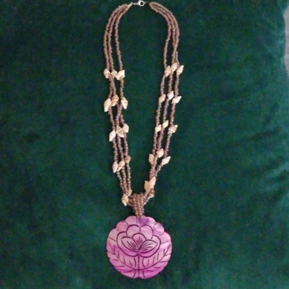 Jewelry - MAGENTA SHELL NECKLACE. NWOT Jewelry - MAGENTA SHELL NECKLACE. NWOT